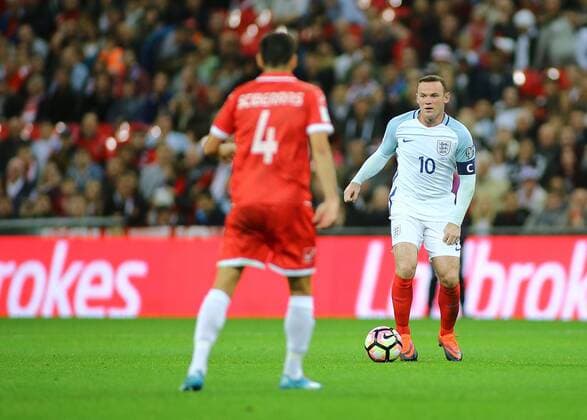 FuÃŸball, WM Quali, England - Malta 08.10.2016. Wembley Stadium, London, England. FIFA World Cup WM Weltmeisterschaft Fussball Qualifying Football. England versus Malta. England Forward Wayne Rooney brings the ball forward xMarkxKertonx  ActionPlus11798190