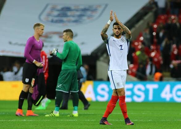 FuÃŸball, WM Quali, England - Malta 08.10.2016. Wembley Stadium, London, England. FIFA World Cup WM Weltmeisterschaft Fussball Qualifying Football. England versus Malta. England Defender Kyle Walker applauds the crowd at full time xMarkxKertonx  ActionPlus11798197