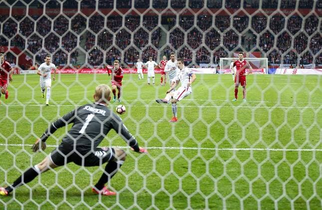 WARSZAWA STADION 08.10.2016 2018 POLSKA (BIALO-CZERWONE) - Danmark Robert Lewandowski 2:0 . FOT TOMASZxWANTULA NEWSPIX.PL WARSZAWA 08.10.2016 FOOTBALL MEN S QUALIFING GAME WORLD CUP 2018 POLAND - DENMARK TOMASZxWANTULA NEWSPIX.PL --- Newspix.pl FRANCE OUT!  161008WAN014