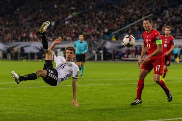 Bilder des Tages - SPORT Hamburg, Deutschland, 08.10.2016, WM-Qualifikation 2017, Deutschland - Tschechische Republik, Thomas Mueller (GER) Marek Suchy (CZE) ( DeFodi048