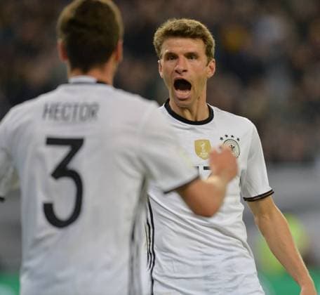 Bilder des Tages - SPORT Fussball, Herren, Saison 2016 17, WM-Qualifikation (Gruppe C, 2. Spieltag) in Hamburg, Deutschland - Tschechien, v. l. Jonas Hector (Deutschland), Thomas Müller (Deutschland), Jubel nach Tor zum 3:0, 08.10. 2016,