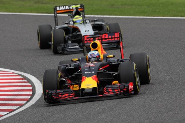 Japanese Grand Prix, Suzuka 6 - 9 October 2016 09.10.2016 - Race, Daniel Ricciardo (AUS) Red Bull Racing RB12 leads Sergio Perez (MEX) Sahara Force India F1 VJM09 