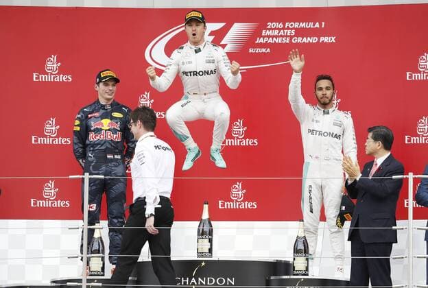 Motorsports: FIA Formula One World Championship WM Weltmeisterschaft 2016, Grand Prix of Japan, 33 Max Verstappen (NLD, Red Bull Racing), 6 Nico Rosberg (GER, Mercedes AMG Petronas Formula One Team), 44 Lewis Hamilton (GBR, Mercedes AMG Petronas Formula One Team), xHOCHxZWEIx