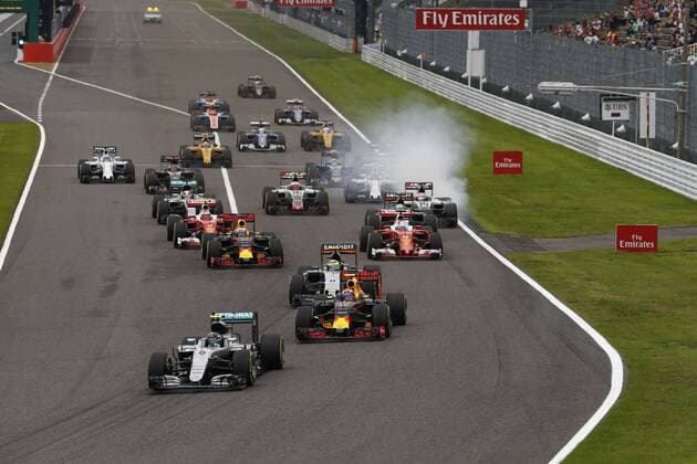 Motorsports: FIA Formula One World Championship WM Weltmeisterschaft 2016, Grand Prix of Japan, 6 Nico Rosberg (GER, Mercedes AMG Petronas Formula One Team), 33 Max Verstappen (NLD, Red Bull Racing), 11 Sergio Perez (MEX, Sahara Force India F1 Team), start, mass, Masse, Menge, viele, many xHOCHxZWEIx