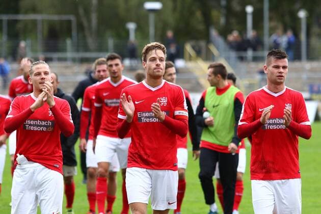 Kasseler Spieler applaudieren nach dem Sieg in Koblenz in Richtung Fans, von links: Jan Philipp Brandner, Henrik Giese, Steven Rakk TuS Koblenz vs KSV Hessen Kassel --- Fussball --- Regionalliga Suedwest --- 08.10.2016 Koblenz Copyright: xWeiss Eibner-Pressefotox EP_RWS