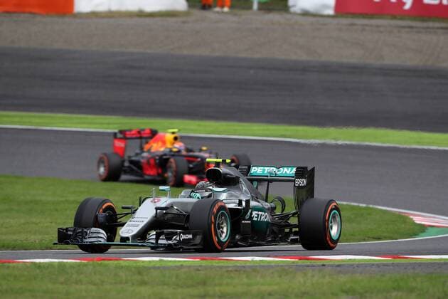 Japanese Grand Prix, Suzuka 6 - 9 October 2016 09.10.2016 - Race, Nico Rosberg (GER) Mercedes AMG F1 W07 Hybrid leads Max Verstappen (NED) Red Bull Racing RB12 