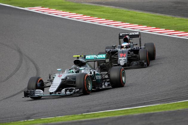 Japanese Grand Prix, Suzuka 6 - 9 October 2016 09.10.2016 - Race, Nico Rosberg (GER) Mercedes AMG F1 W07 Hybrid and Fernando Alonso (ESP) McLaren Honda MP4-31 