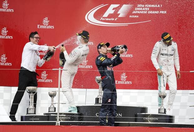 Motorsports: FIA Formula One World Championship WM Weltmeisterschaft 2016, Grand Prix of Japan, Andrew Shovlin (Mercedes AMG Petronas Formula One Team), 6 Nico Rosberg (GER, Mercedes AMG Petronas Formula One Team), 33 Max Verstappen (NLD, Red Bull Racing), 44 Lewis Hamilton (GBR, Mercedes AMG Petronas Formula One Team), xHOCHxZWEIx