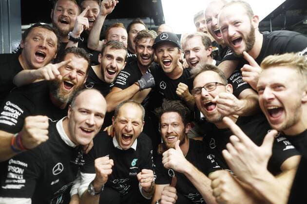 Formel 1, GP von Japan, Mercedes feiert Konstrukteurs-Titel Motorsports: FIA Formula One World Championship WM Weltmeisterschaft 2016, Grand Prix of Japan, 6 Nico Rosberg (GER, Mercedes AMG Petronas Formula One Team), xHOCHxZWEIx
