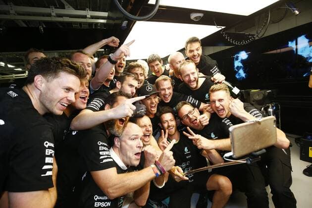 Formel 1, GP von Japan, Mercedes feiert Konstrukteurs-Titel Motorsports: FIA Formula One World Championship WM Weltmeisterschaft 2016, Grand Prix of Japan, 6 Nico Rosberg (GER, Mercedes AMG Petronas Formula One Team), xHOCHxZWEIx