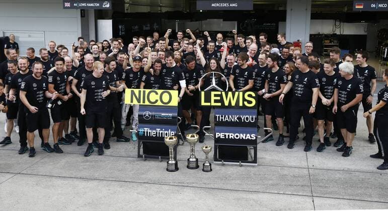 Formel 1, GP von Japan, Mercedes feiert Konstrukteurs-Titel Motorsports: FIA Formula One World Championship WM Weltmeisterschaft 2016, Grand Prix of Japan, Mercedes AMG Petronas Formula One Team celebrates the win of constructors championship 2016 xHOCHxZWEIx
