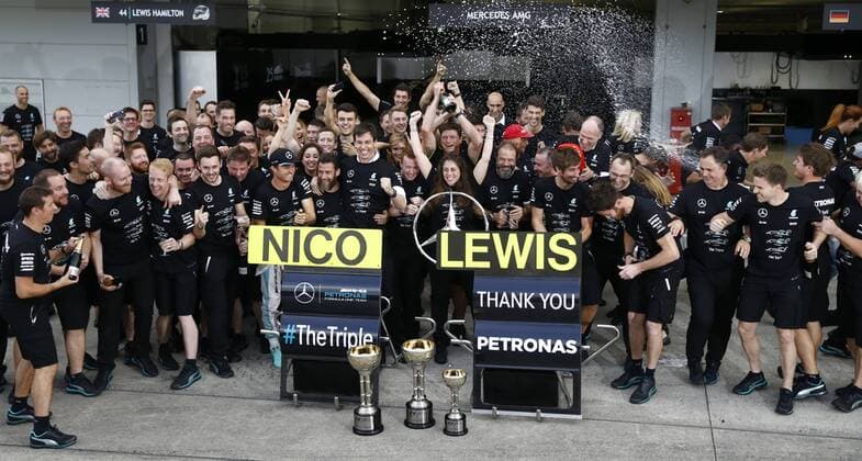 Formel 1, GP von Japan, Mercedes feiert Konstrukteurs-Titel Motorsports: FIA Formula One World Championship WM Weltmeisterschaft 2016, Grand Prix of Japan, Mercedes AMG Petronas Formula One Team celebrates the win of constructors championship 2016 xHOCHxZWEIx
