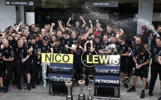 Formel 1, GP von Japan, Mercedes feiert Konstrukteurs-Titel Motorsports: FIA Formula One World Championship WM Weltmeisterschaft 2016, Grand Prix of Japan, Mercedes AMG Petronas Formula One Team celebrates the win of constructors championship 2016 xHOCHxZWEIx