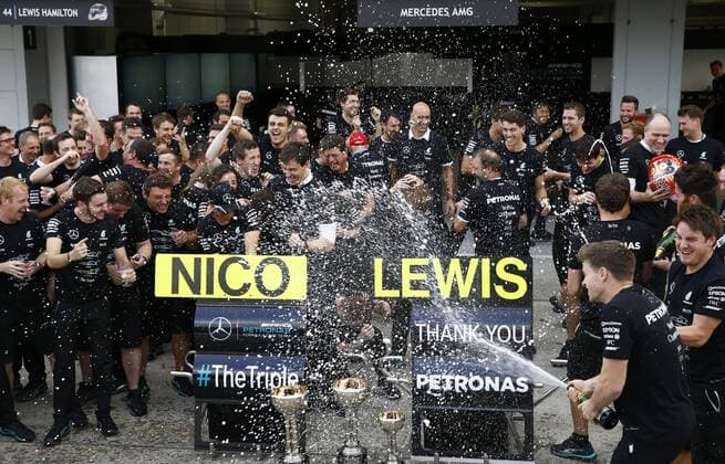 Formel 1, GP von Japan, Mercedes feiert Konstrukteurs-Titel Motorsports: FIA Formula One World Championship WM Weltmeisterschaft 2016, Grand Prix of Japan, Mercedes AMG Petronas Formula One Team celebrates the win of constructors championship 2016 xHOCHxZWEIx