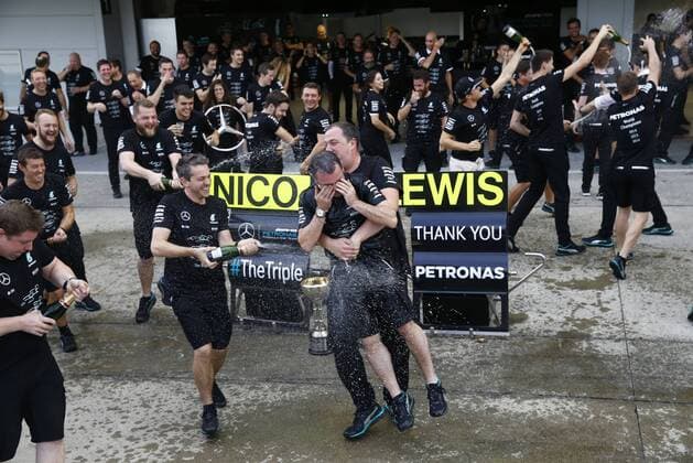 Formel 1, GP von Japan, Mercedes feiert Konstrukteurs-Titel Motorsports: FIA Formula One World Championship WM Weltmeisterschaft 2016, Grand Prix of Japan, Mercedes AMG Petronas Formula One Team celebrates the win of constructors championship 2016 xHOCHxZWEIx