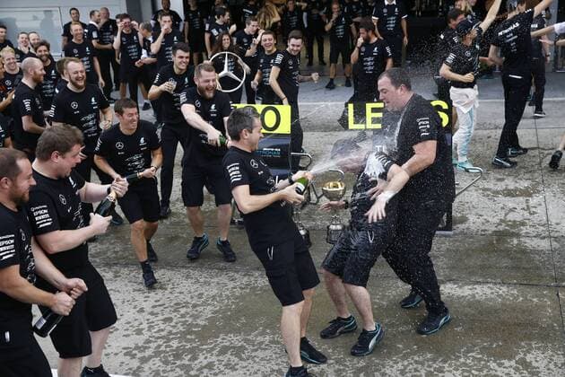 Formel 1, GP von Japan, Mercedes feiert Konstrukteurs-Titel Motorsports: FIA Formula One World Championship WM Weltmeisterschaft 2016, Grand Prix of Japan, Mercedes AMG Petronas Formula One Team celebrates the win of constructors championship 2016 xHOCHxZWEIx