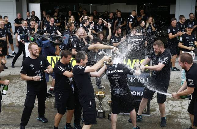 Formel 1, GP von Japan, Mercedes feiert Konstrukteurs-Titel Motorsports: FIA Formula One World Championship WM Weltmeisterschaft 2016, Grand Prix of Japan, Mercedes AMG Petronas Formula One Team celebrates the win of constructors championship 2016 xHOCHxZWEIx