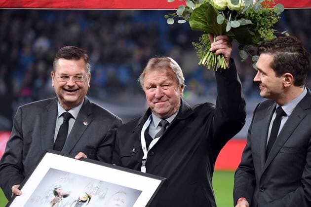 08.10.2016, xjhx, Fussball WM Quali 2018, Deutschland - Tschechien, emspor, v.l. DFB Praesident Reinhard Grindel (Deutscher Fussball-Bund), Ehrung Trainer Horst Hrubesch (Deutschland U21 U 21 , Dr. Friedrich Curtius (Generalsekräter, Deutsche Fussball Bund) Hamburg