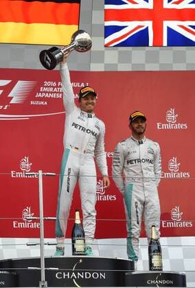 Nico Rosberg (Mercedes AMG Petronas Formula One Team) bejubelt seinen Sieg, Lewis Hamilton (Mercedes AMG Petronas Formula One Team) steht enttaeuscht daneben, Grosser Preis von Japan 2016, Motorsport, Formel 1, 09.10.2016, Suzuka Copyright: xAndre Eibner-Pressefotox EP_JAE