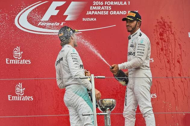 Lewis Hamilton (Mercedes AMG Petronas Formula One Team) bespritzt Nico Rosberg (Mercedes AMG Petronas Formula One Team) mit Champagner, Grosser Preis von Japan 2016, Motorsport, Formel 1, 09.10.2016, Suzuka Copyright: xAndre Eibner-Pressefotox EP_JAE