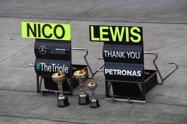 Formel 1, GP von Japan, Mercedes feiert Konstrukteurs-Titel Nico und Lewis Schilder mit Pokalen in der Boxengasse, Grosser Preis von Japan 2016, Motorsport, Formel 1, 09.10.2016, Suzuka Copyright: xAndre Eibner-Pressefotox EP_JAE