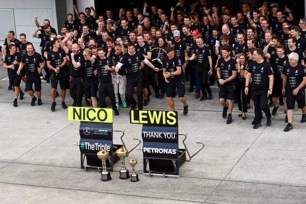 Formel 1, GP von Japan, Mercedes feiert Konstrukteurs-Titel das ganze Mercedes Team mit Nico Rosberg (Mercedes AMG Petronas Formula One Team) und Toto Wolf (Teamchef Mercedes AMG Petronas Formula One Team) feiert die Konstrukteursweltmeisterschaft, Grosser Preis von Japan 2016, Motorsport, Formel 1, 09.10.2016, Suzuka Copyright: xAndre Eibner-Pressefotox EP_JAE