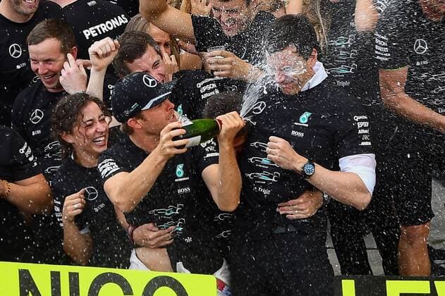 Formel 1, GP von Japan, Mercedes feiert Konstrukteurs-Titel Nico Rosberg (Mercedes AMG Petronas Formula One Team) gibt Toto Wolf (Teamchef Mercedes AMG Petronas Formula One Team) eine Champagnerdusche, Grosser Preis von Japan 2016, Motorsport, Formel 1, 09.10.2016, Suzuka Copyright: xAndre Eibner-Pressefotox EP_JAE