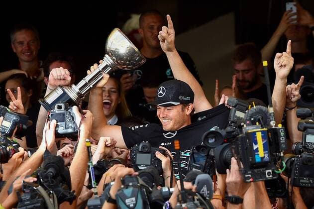 Bilder des Tages - SPORT Nico Rosberg (Mercedes AMG Petronas Formula One Team) laesst sich feiern und ist umringt von Fotografen, Grosser Preis von Japan 2016, Motorsport, Formel 1, 09.10.2016, Suzuka Copyright: xAndre Eibner-Pressefotox EP_JAE