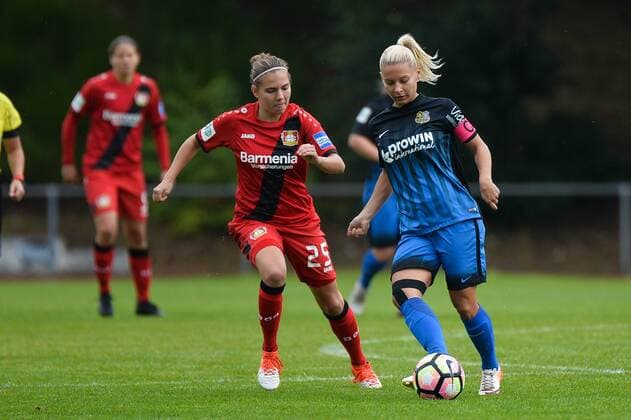 Bild zeigt: Lena Ripperger (1. FC Saarbruecken) gegen Rieke Dieckmann (B04, 25) Heidelberg, Deutschland, 09.10.2016 - Fussball, Frauenfussball, 1. FC Saarbrücken - Bayer 04 Leverkusen, Fussball, Frauenfussball, 1. FC Saarbrücken - Bayer 04 Leverkusen, xKLx