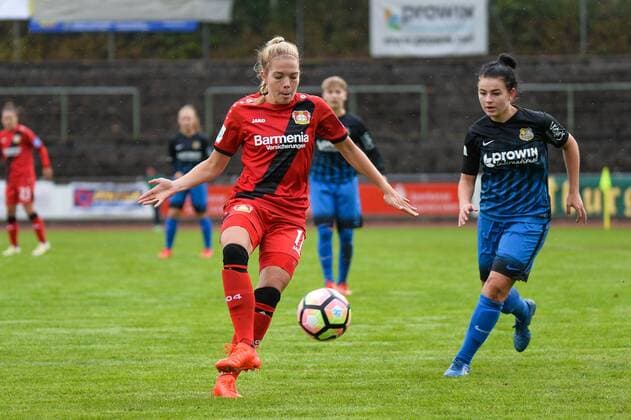 Bild zeigt: Ballannahme von Nina Ehegoetz (Nina Ehegoetz, B04, 11) Saarbruecken, Deutschland, 09.10.2016 - Fussball, Frauenfussball, 1. FC Saarbrücken - Bayer 04 Leverkusen, Fussball, Frauenfussball, 1. FC Saarbrücken - Bayer 04 Leverkusen, xKLx