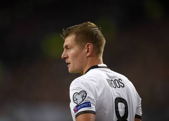 08.10.2016, Fussball WM-Qualifikation Europa, 2. Spieltag Gruppe C, Deutschland - Tschechien im Volksparkstadion Hamburg. Toni Kroos (Deutschland) nachdenklich. 