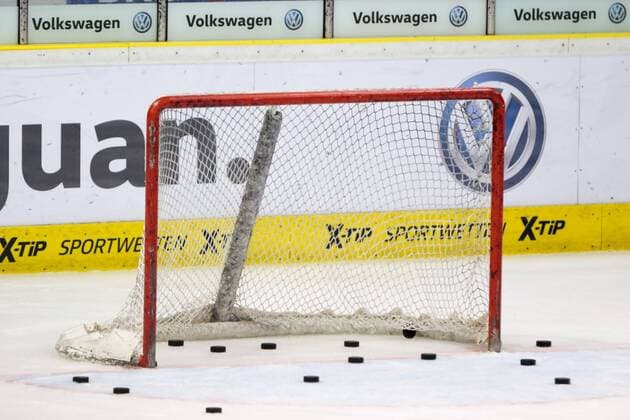 Symbolfoto, Symbolbild, symbolisch, Pucks im Tor, Eis, Esfläche, Spielfeld, Eishockey, DEL, Grizzlys Wolfsburg - Düsseldorfer EG, xtgx