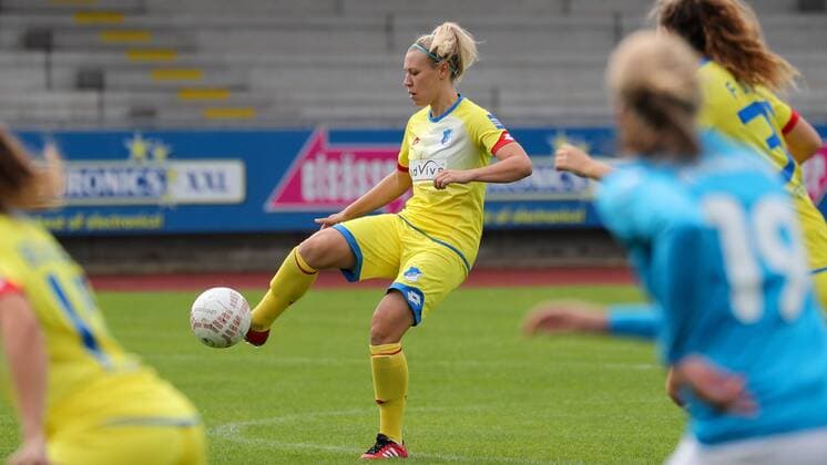 Kristin Demann (TSG, 4) am Ball, Freisteller, Ganzkörper, Einzelbild, Aktion, Action, Fussball, DFB-Pokal der Frauen, VfL Sindelfingen - TSG 1899 Hoffenheim, xozx