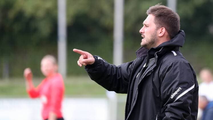 Saban Uzun (Trainer, Sindelfingen) gibt Anweisungen, gestikuliert, mit den Armen gestikulieren, gives instructions, gesticulate, Fussball, DFB-Pokal der Frauen, VfL Sindelfingen - TSG 1899 Hoffenheim, xozx