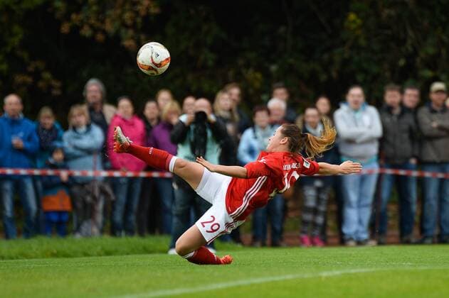 Bild zeigt: artistische Ballannahme von Nicole Rolser (FC Bayern Muenchen) Riegelsberg, Deutschland, 09.10.2016 - Fussball, Frauenfussball, FC Riegelsberg - FC Bayern Muenchen, Fussball, Frauenfussball, FC Riegelsberg - FC Bayern Muenchen, xKLx