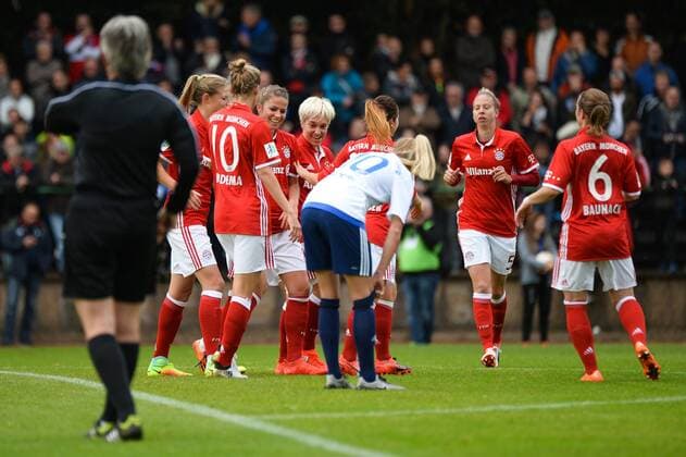 Bild zeigt: Torjubel FC Bayern Muenchen, Torschützin Melanie Leupolz (FC Bayern Muenchen, Melli Leupolz) Riegelsberg, Deutschland, 09.10.2016 - Fussball, Frauenfussball, FC Riegelsberg - FC Bayern Muenchen, Fussball, Frauenfussball, FC Riegelsberg - FC Bayern Muenchen, xKLx