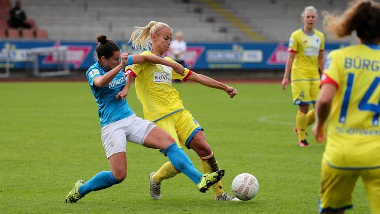 v.li.: Nadine Rolser (Sindelfingen, 11), Stephanie Breitner (TSG, 12), Zweikampf, Duell, duel, tackle, tackling, Dynamik, Action, Aktion, Fussball, DFB-Pokal der Frauen, VfL Sindelfingen - TSG 1899 Hoffenheim, xozx