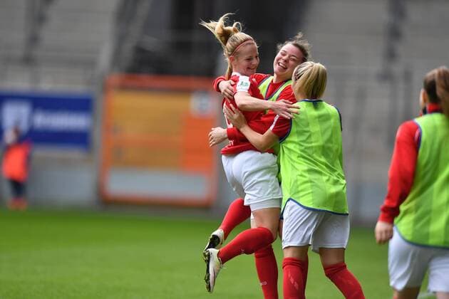 Jubel zum 0:1 Magdalenda Richter (FSV Gütersloh) (8) mit Josephine Giard (FSV Gütersloh) (9) und Melanie Otte (FSV Gütersloh) (7), DFB Pokal : DSC Arminia Bielefeld - FSV Gütersloh, xmkx