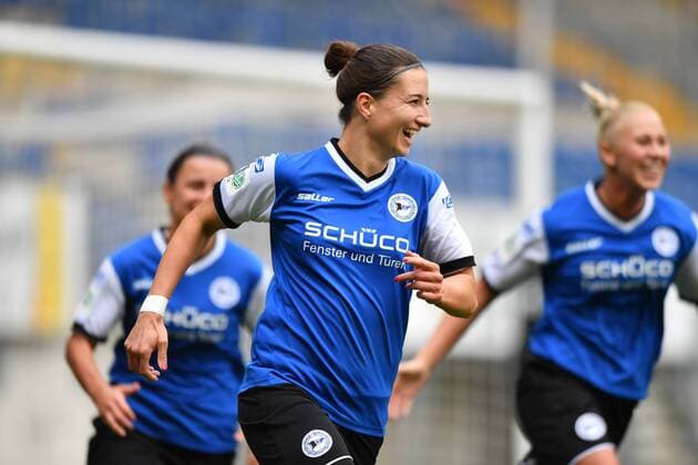 Torjubel zum 3:1 Torschützin Tanja Thormaehlen (DSC Arminia Bielefeld) (4), DFB Pokal : DSC Arminia Bielefeld - FSV Gütersloh, xmkx