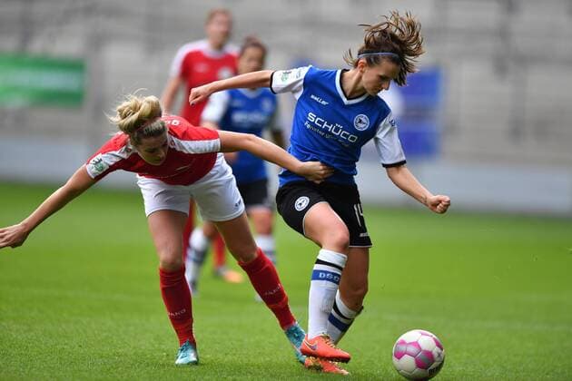 Zweikampf Laura Hoffmann (FSV Gütersloh) (22) mit Annabel Jäger (DSC Arminia Bielefeld) (14), DFB Pokal : DSC Arminia Bielefeld - FSV Gütersloh, xmkx