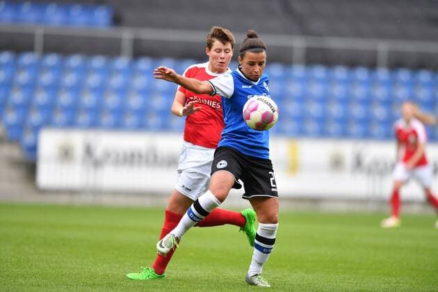 Zweikampf Svenja Hörenbaum (FSV Gütersloh) (21) mit Sarah Grünheid ( DSC Arminia Bielefeld) (21), DFB Pokal : DSC Arminia Bielefeld - FSV Gütersloh, xmkx