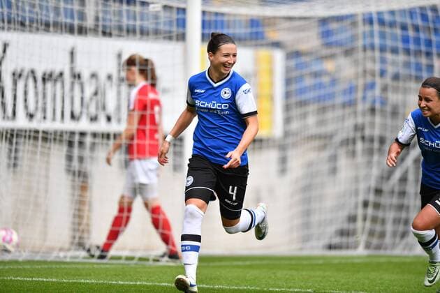 Torjubel zum 3:1 Torschützin Tanja Thormaehlen (DSC Arminia Bielefeld) (4), DFB Pokal : DSC Arminia Bielefeld - FSV Gütersloh, xmkx