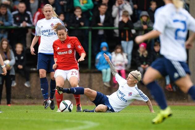 Bild zeigt: Nicole Rolser (FC Bayern Muenchen) gegen Melanie Klein (FC Riegelsberg) Riegelsberg, Deutschland, 09.10.2016 - Fussball, Frauenfussball, FC Riegelsberg - FC Bayern Muenchen, Fussball, Frauenfussball, FC Riegelsberg - FC Bayern Muenchen, xKLx
