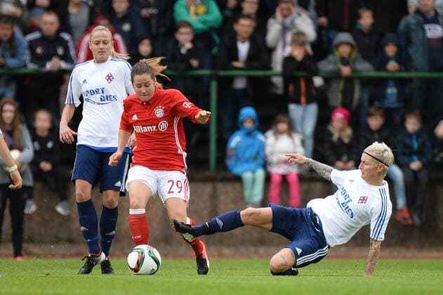 Bild zeigt: Nicole Rolser (FC Bayern Muenchen) gegen Melanie Klein (FC Riegelsberg) Riegelsberg, Deutschland, 09.10.2016 - Fussball, Frauenfussball, FC Riegelsberg - FC Bayern Muenchen, Fussball, Frauenfussball, FC Riegelsberg - FC Bayern Muenchen, xKLx