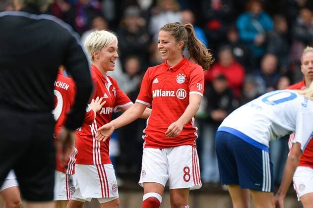 Bild zeigt: Torjubel FC Bayern Muenchen, Torschützin Melanie Leupolz (FC Bayern Muenchen, Melli Leupolz) Riegelsberg, Deutschland, 09.10.2016 - Fussball, Frauenfussball, FC Riegelsberg - FC Bayern Muenchen, Fussball, Frauenfussball, FC Riegelsberg - FC Bayern Muenchen, xKLx