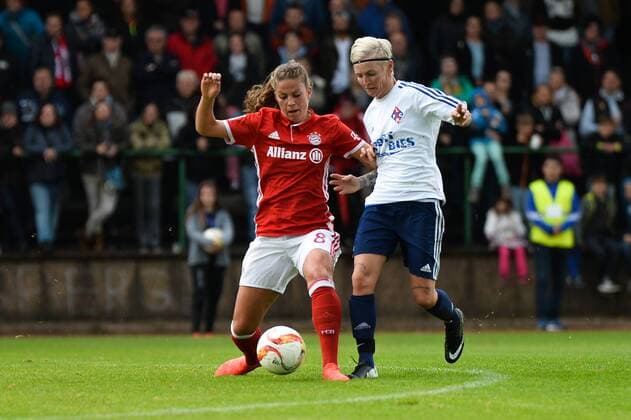 Bild zeigt: Melanie Leupolz (FC Bayern Muenchen, Melli Leupolz) gegen Melanie Klein (FC Riegelsberg) Riegelsberg, Deutschland, 09.10.2016 - Fussball, Frauenfussball, FC Riegelsberg - FC Bayern Muenchen, Fussball, Frauenfussball, FC Riegelsberg - FC Bayern Muenchen, xKLx