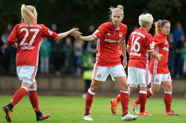 Bild zeigt: Torjubel FC Bayern München, Anna Gerhardt (FC Bayern Muenchen) mit Vivianne Miedema (FC Bayern Muenchen) Riegelsberg, Deutschland, 09.10.2016 - Fussball, Frauenfussball, FC Riegelsberg - FC Bayern Muenchen, Fussball, Frauenfussball, FC Riegelsberg - FC Bayern Muenchen, xKLx