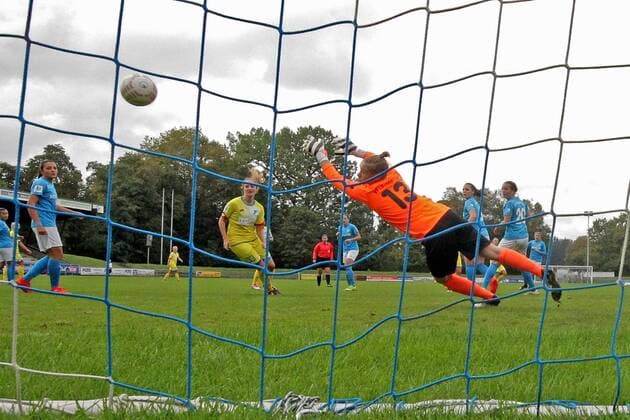 Vanessa Fischer ( VfL Sindenfingen ) kommt nicht an den Ball , VfL Sindelfingen vs. TSG 1899 Hoffenheim, Frauen, DFB Pokal 2.Runde, 09.10.2016, Foto:Langer EibnerPressefoto Sindelfingen Copyright: xLanger Eibner-Pressefotox EP_HLR