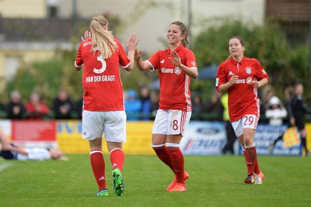 Bild zeigt: Torjubel von Stefanie Van der Gragt (FC Bayern Muenchen) mit Melanie Leupolz (FC Bayern Muenchen, Melli Leupolz) Riegelsberg, Deutschland, 09.10.2016 - Fussball, Frauenfussball, FC Riegelsberg - FC Bayern Muenchen, Fussball, Frauenfussball, FC Riegelsberg - FC Bayern Muenchen, xKLx