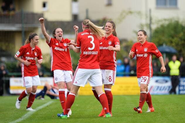 Bild zeigt: Torjubel von Stefanie Van der Gragt (FC Bayern Muenchen) mit Melanie Leupolz (FC Bayern Muenchen, Melli Leupolz) Riegelsberg, Deutschland, 09.10.2016 - Fussball, Frauenfussball, FC Riegelsberg - FC Bayern Muenchen, Fussball, Frauenfussball, FC Riegelsberg - FC Bayern Muenchen, xKLx